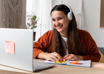 منصة التعلم عبر الإنترنت : ميزاتها و تكلفتها