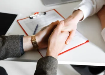 الفرق بين العطف والتعاطف: فهم الاختلافات والتمييز بين الاثنين
