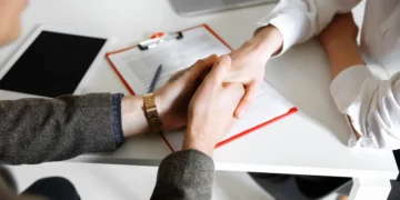 الفرق بين العطف والتعاطف: فهم الاختلافات والتمييز بين الاثنين