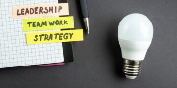 كيف تطوّر مهارات القيادة بطرق عملية