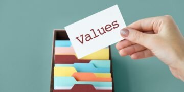 كيف تعيش وفقًا لقيمك (وتحدد قيمك الأساسية)